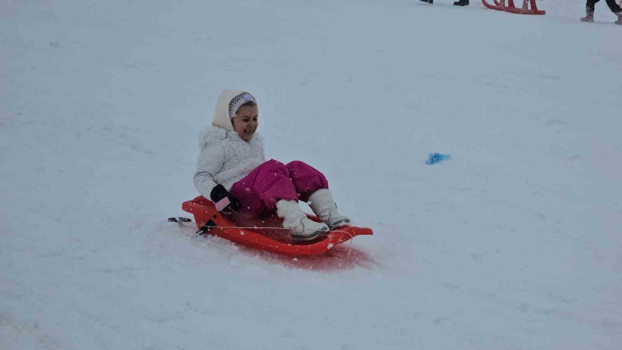 KARABÜK’ÜN 2 BİN RAKIMLI KELTEPE KAYAK MERKEZİ, SİSLİ VE YAĞIŞLI HAVAYA RAĞMEN YOĞUN İLGİ...