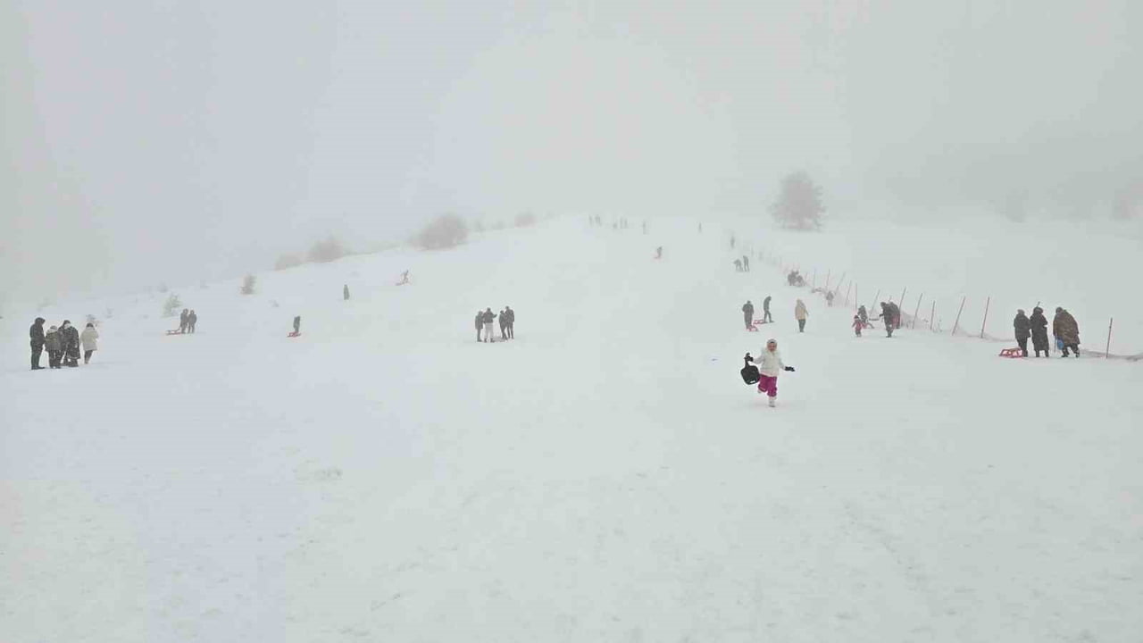 KARABÜK’ÜN 2 BİN RAKIMLI KELTEPE KAYAK MERKEZİ, SİSLİ VE YAĞIŞLI HAVAYA RAĞMEN YOĞUN İLGİ...