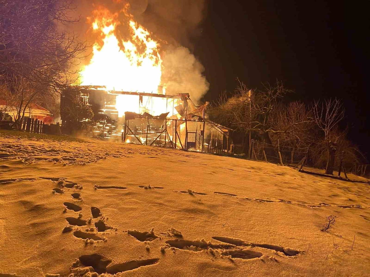 KARABÜK’ÜN EFLANİ İLÇESİNDE ÇIKAN YANGINDA ALEVLERE TESLİM OLAN İKİ KATLI EV TAMAMEN YANARAK KÜLE...