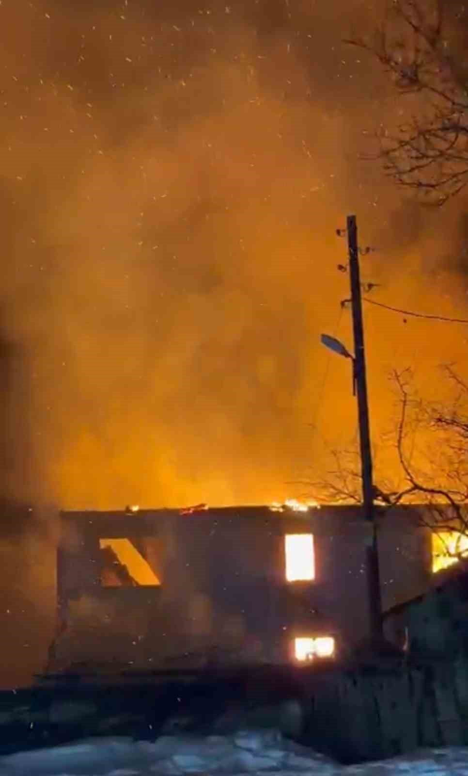 KARABÜK’ÜN EFLANİ İLÇESİNDE ÇIKAN YANGINDA MUHTARA AİT İKİ KATLI EV TAMAMEN YANARAK KULLANILAMAZ...