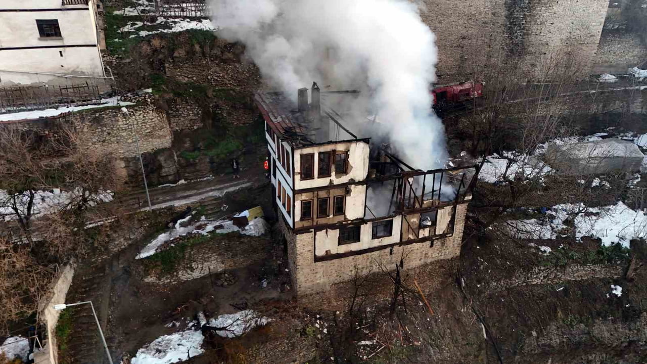 KARABÜK’ÜN SAFRANBOLU İLÇESİNDE 46 GÜNDE AYNI MAHALLEDE İKİNCİ TARİHİ KONAK DA ALEVLERE TESLİM...