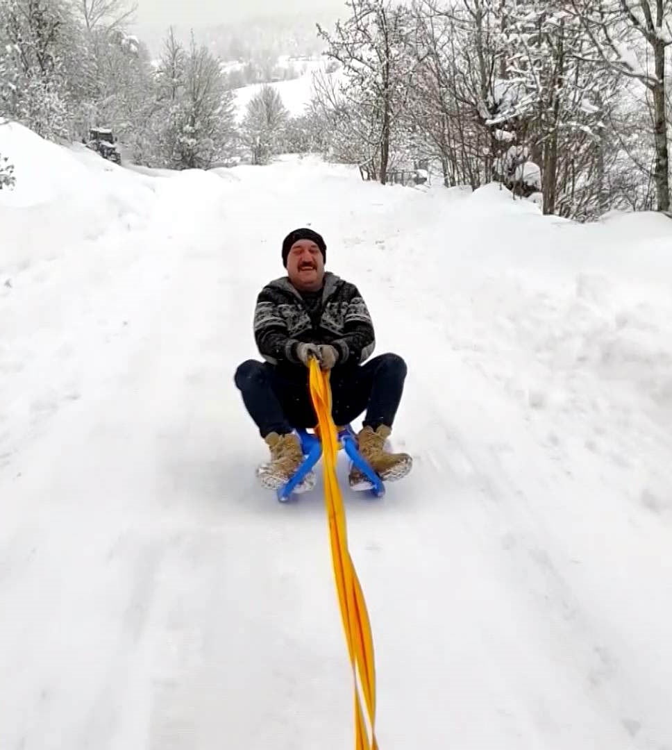KARABÜK’ÜN SAFRANBOLU İLÇESİNDE ETKİSİNİ SÜRDÜREN KAR YAĞIŞININ ARDINDAN ÇOCUKLAR VE GENÇLER...