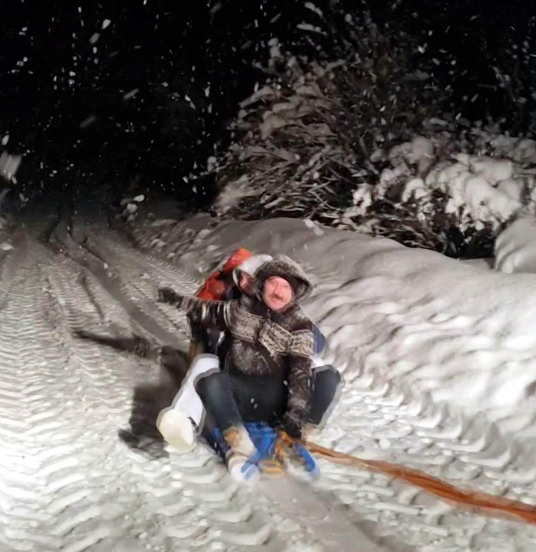 KARABÜK’ÜN SAFRANBOLU İLÇESİNDE ETKİSİNİ SÜRDÜREN KAR YAĞIŞININ ARDINDAN ÇOCUKLAR VE GENÇLER...