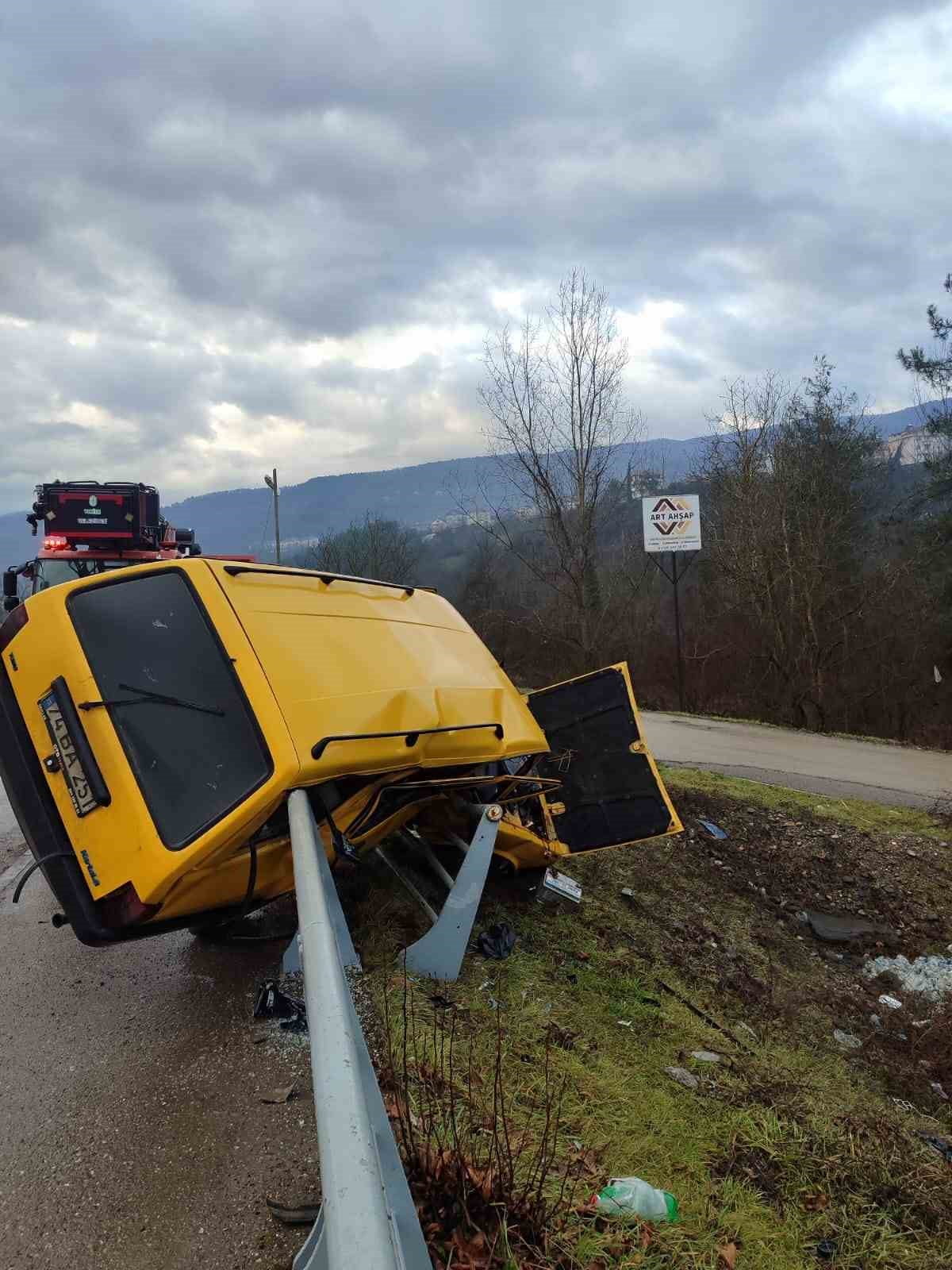 KARABÜK’ÜN YENİCE İLÇESİNDE KONTROLDEN ÇIKAN OTOMOBİLİN KALDIRIMDA BULUNAN DEMİR BARİYERE ÇARPMASI...