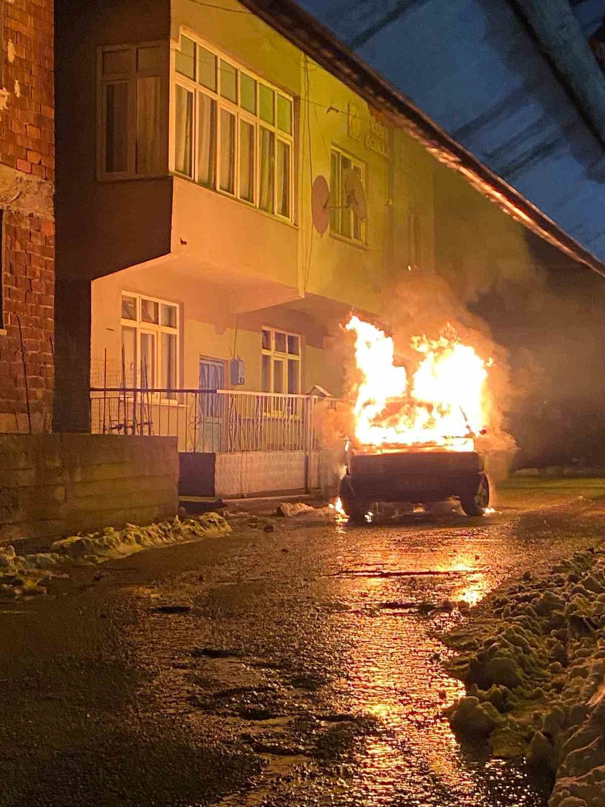 KARABÜK’ÜN YENİCE İLÇESİNDE PARK HALİNDEKİ OTOMOBİL ALEVLERE TESLİM OLURKEN, YANGIN İTFAİYE...