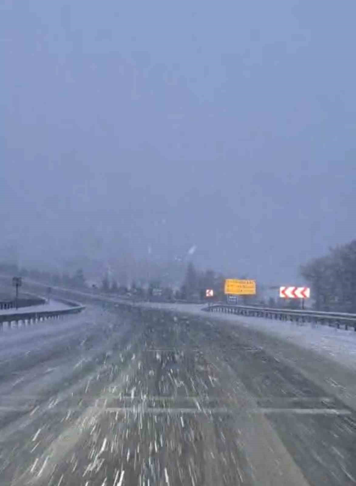 KARADENİZ’İ İSTANBUL’A BAĞLAYAN D-100 KARAYOLUNUN KEMİKLİ RAMPALARI MEVKİSİNDE KAR YAĞIŞI ETKİLİ...