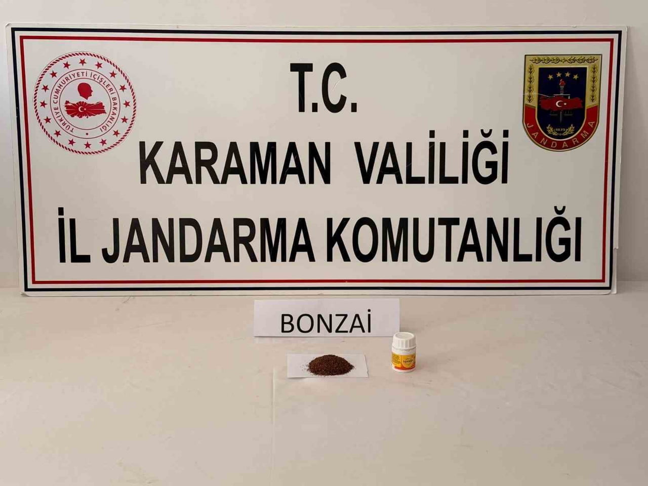 KARAMAN'DA JANDARMANIN YAPTIĞI UYGULAMALARDA UYUŞTURUCU ELE GEÇİRİLİRKEN, ARANAN 4 KİŞİ...