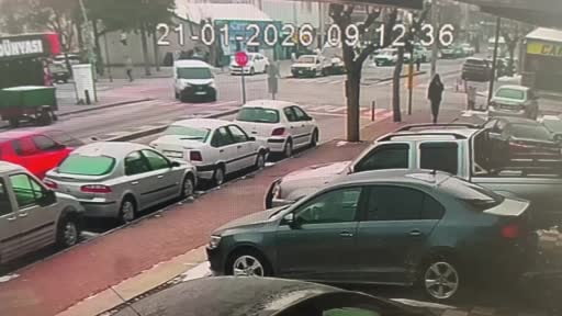 Karaman’da 3 kişinin yaralandığı kazada otomobil iş yerine daldı: O anlar kamerada