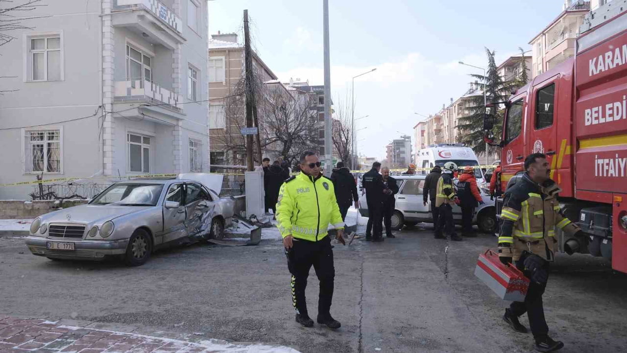 KARAMAN’DA İKİ OTOMOBİLİN ÇARPIŞMASI SONUCU MEYDANA GELEN TRAFİK KAZASINDA KARI KOCA...