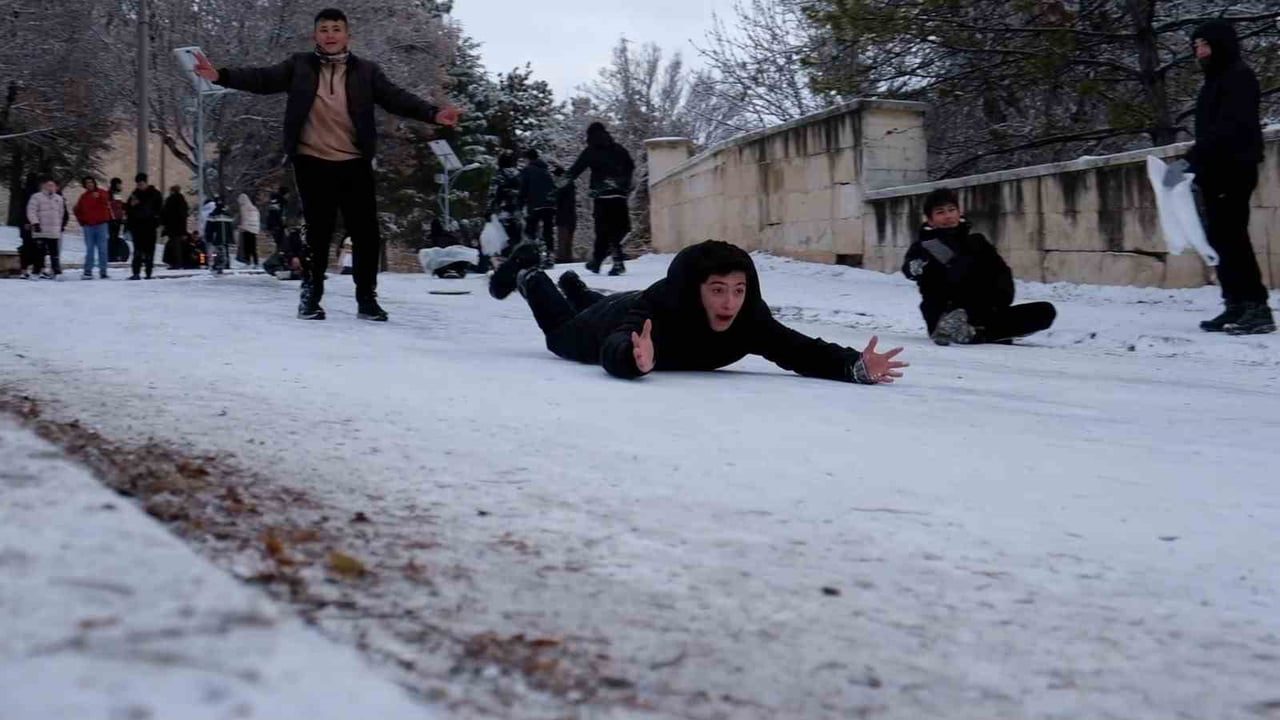 KARAMAN’DA KAR YAĞIŞI VE SOĞUK HAVA NEDENİYLE OKULLARIN TATİL EDİLMESİNİN ARDINDAN ÇOCUKLAR, KARIN...