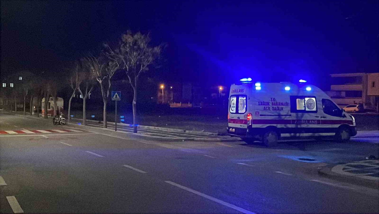 KARAMAN’DA KONTROLDEN ÇIKAN MOTOSİKLET YOL ORTASINA DEVRİLDİ. KAZADA AYAĞI KIRILAN SÜRÜCÜ...