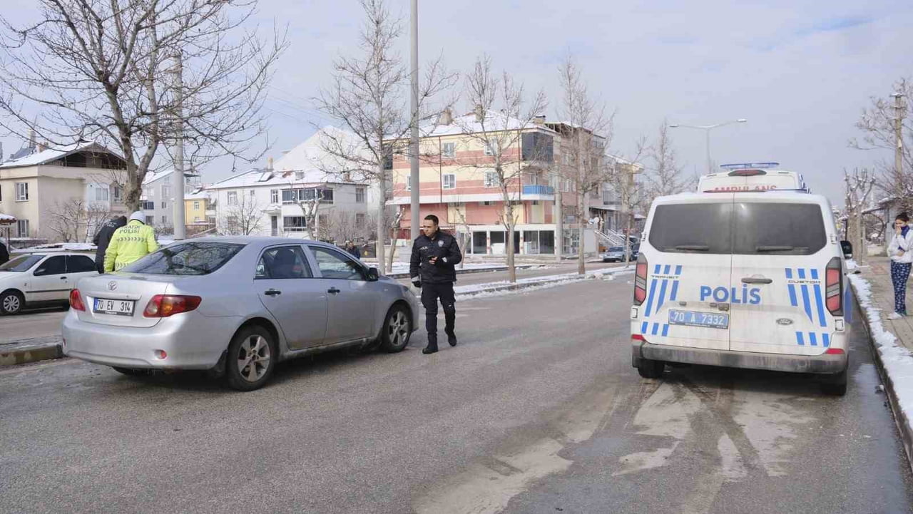 KARAMAN’DA OTOMOBİL İLE ÇARPIŞAN MOTOKURYENİN SÜRÜCÜSÜ YARALANDI.
