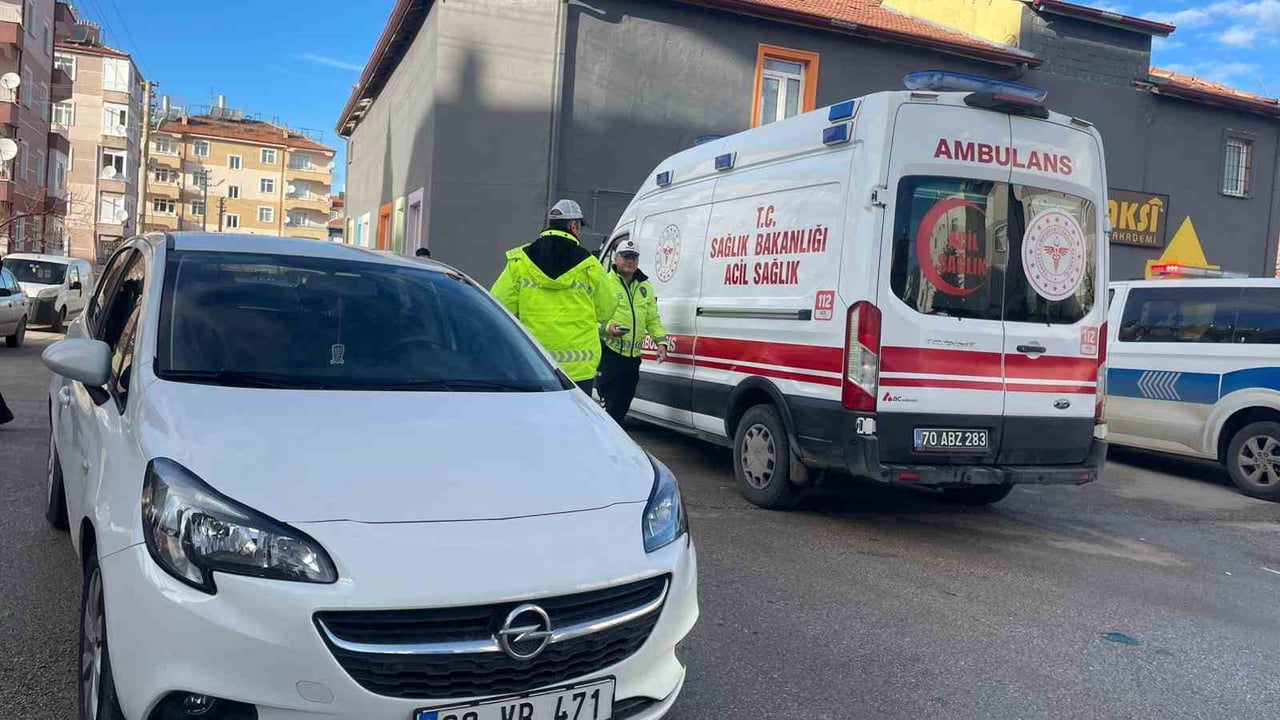 KARAMAN’DA OTOMOBİL İLE ÇARPIŞAN MOTOSİKLET SÜRÜCÜSÜ KAZAYI YARA ALMADAN ATLATTI.