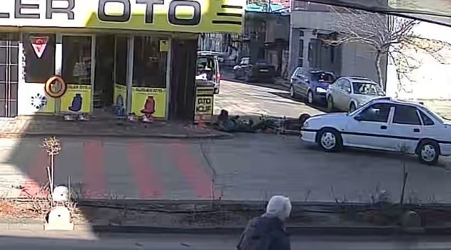 KARAMAN’DA OTOMOBİLLE ÇARPIŞAN MOTOSİKLETİN SÜRÜCÜSÜ YOLA SAVRULARAK YARALANDI.