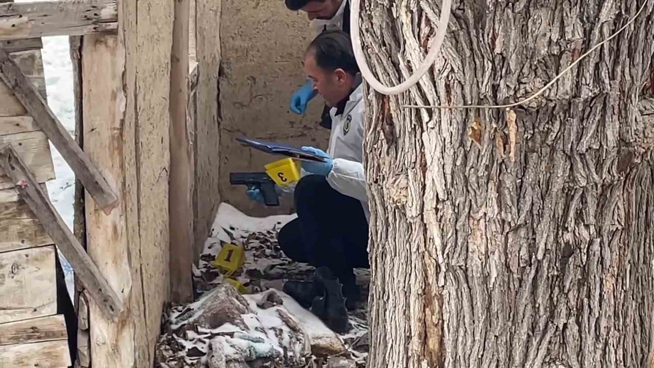 KARAMAN’DA POLİS EKİPLERİNDEN KAÇAN 2 ŞÜPHELİ KOVALAMACANIN ARDINDAN YAKALANDI. ŞAHISLARIN...