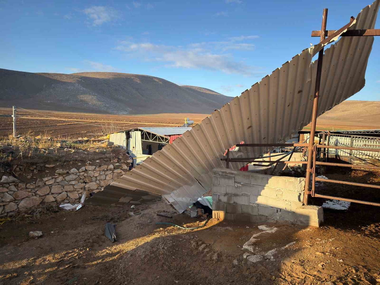 KARAMAN’IN AYRANCI İLÇESİNDE ŞİDDETLİ FIRTINA NEDENİYLE UÇAN ÇİNKO ÇATININ ALTINDA KALAN 1 KİŞİ...