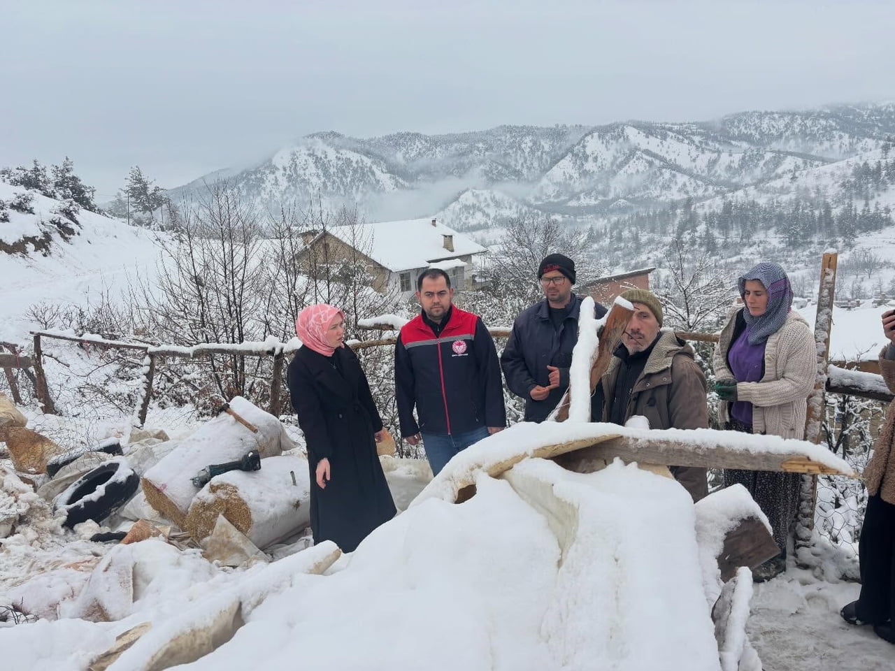 KARAMAN’IN BAŞYAYLA İLÇESİNDE ETKİLİ OLAN YOĞUN KAR YAĞIŞI NEDENİYLE BİR AHIRIN ÇATISI ÇÖKTÜ....