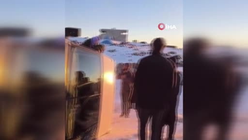 Karda devrilen minibüsteki yolcuları vatandaşlar kurtardı