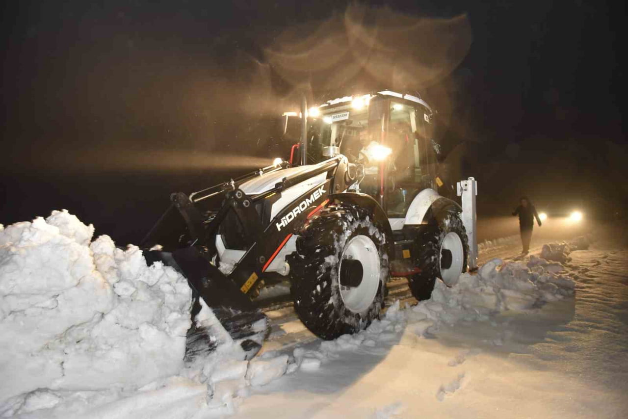 KARLA KAPANAN KIRSAL MAHALLEDE DİYALİZ HASTASINI BELEDİYE EKİPLERİ KURTARDI