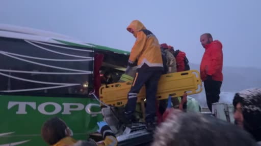 Karlı yolda kayan otobüs arkadan tıra çarptı: Sıkışan yolcuları kurtarma çalışması...