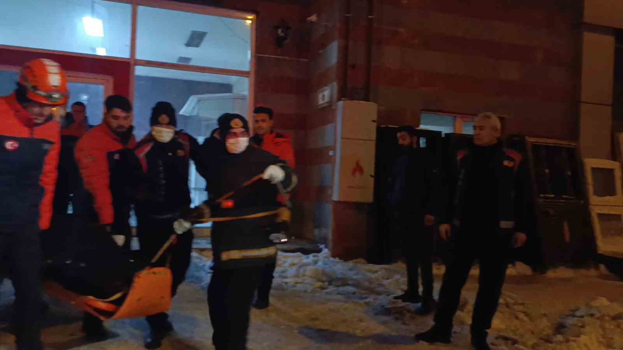 KARS'TA ASANSÖR BOŞLUĞUNA DÜŞEN GENÇ HAYATINI KAYBETTİ(KARS-İHA)