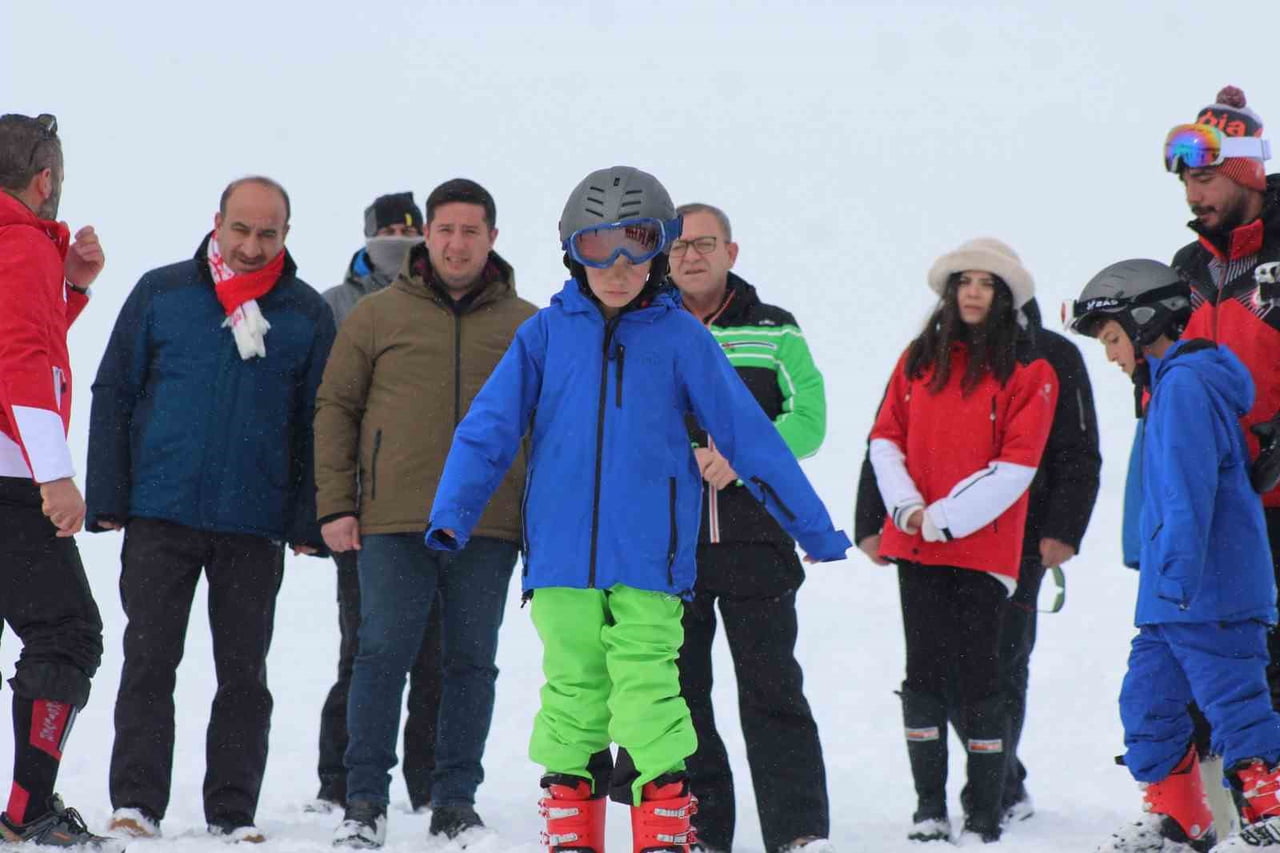 KARS'TA ÇOCUKLAR HAYATA GEÇİRİLEN PROJEYLE KIŞ SPORLARINA ADIM ATARAK HEM EĞLENCELİ VAKİT...
