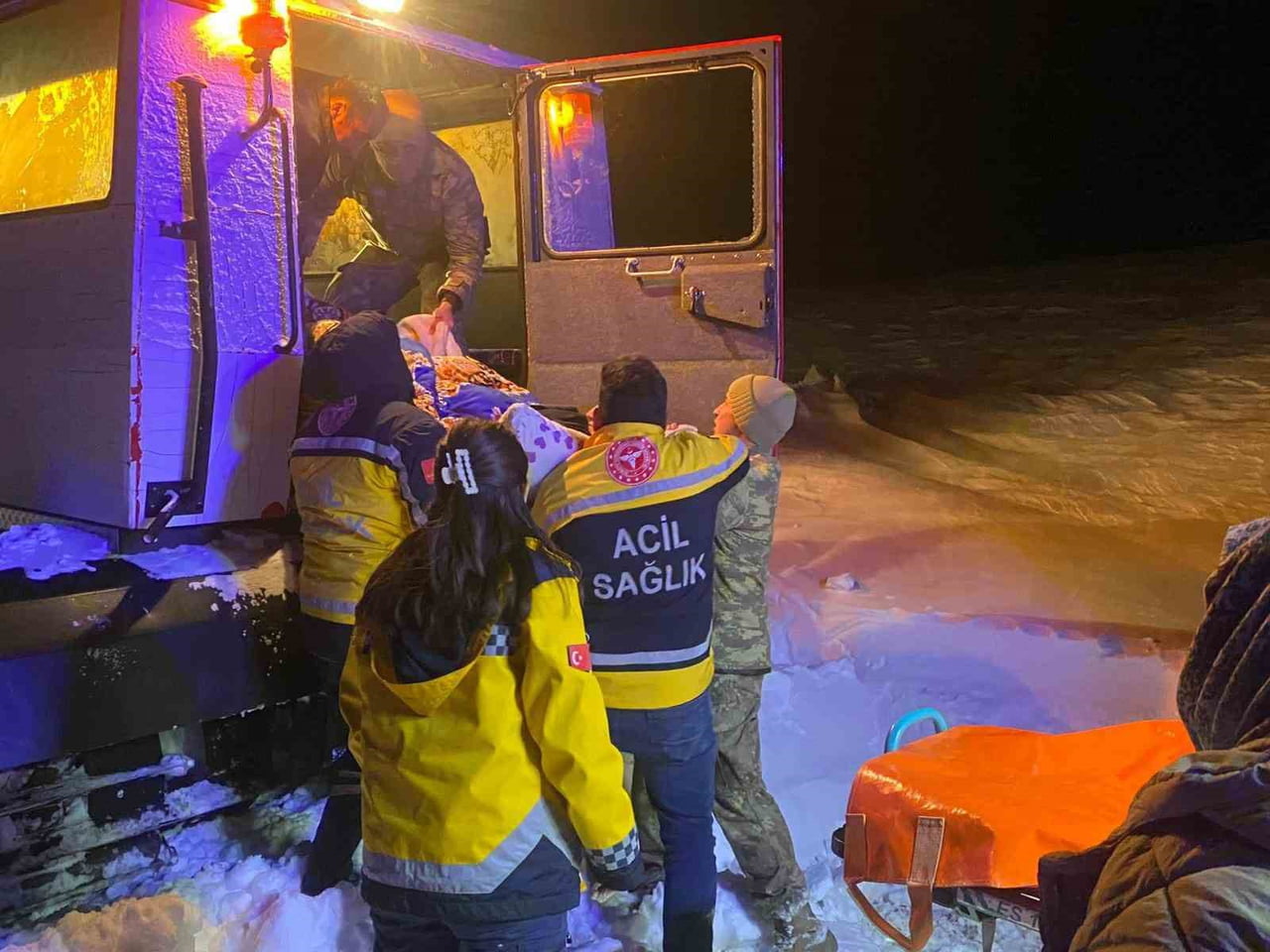 KARS'TA EKSİ 30 DERECE SOĞUKTA SINIRI BEKLEYEN MEHMETÇİK, KÖYDE MAHSUR KALAN YAŞLI HASTA KADINI...