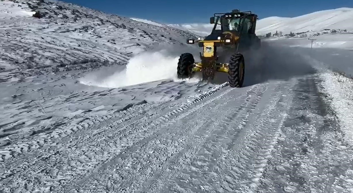 KARS'TA KAR VE TİPİ NEDENİYLE 200 KÖY YOLU ULAŞIMA KAPANDI. KAPALI KÖY YOLLARINI AÇMAK İÇİN...