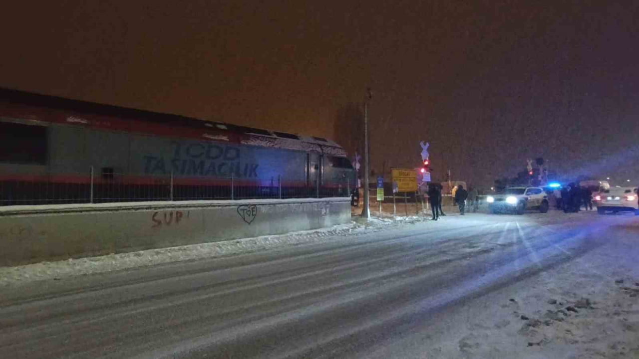 KARS'TA TREN KAZASI: RAYLARDAKİ ÇOCUĞA LOKOMOTİF ÇARPTI(KARS-İHA)