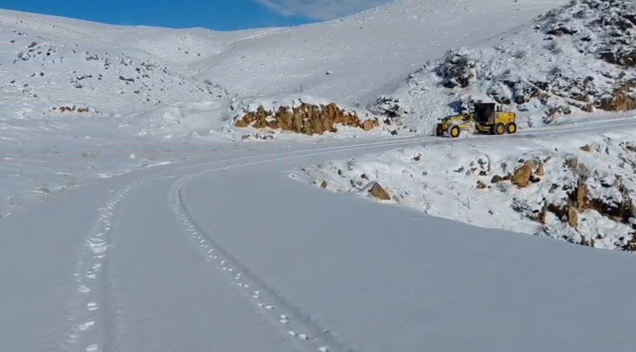 KARS GENELİNDE ETKİSİNİ ARTIRAN YOĞUN KAR YAĞIŞI VE ŞİDDETLİ TİPİ, KIRSAL BÖLGELERDE HAYATI DURMA...