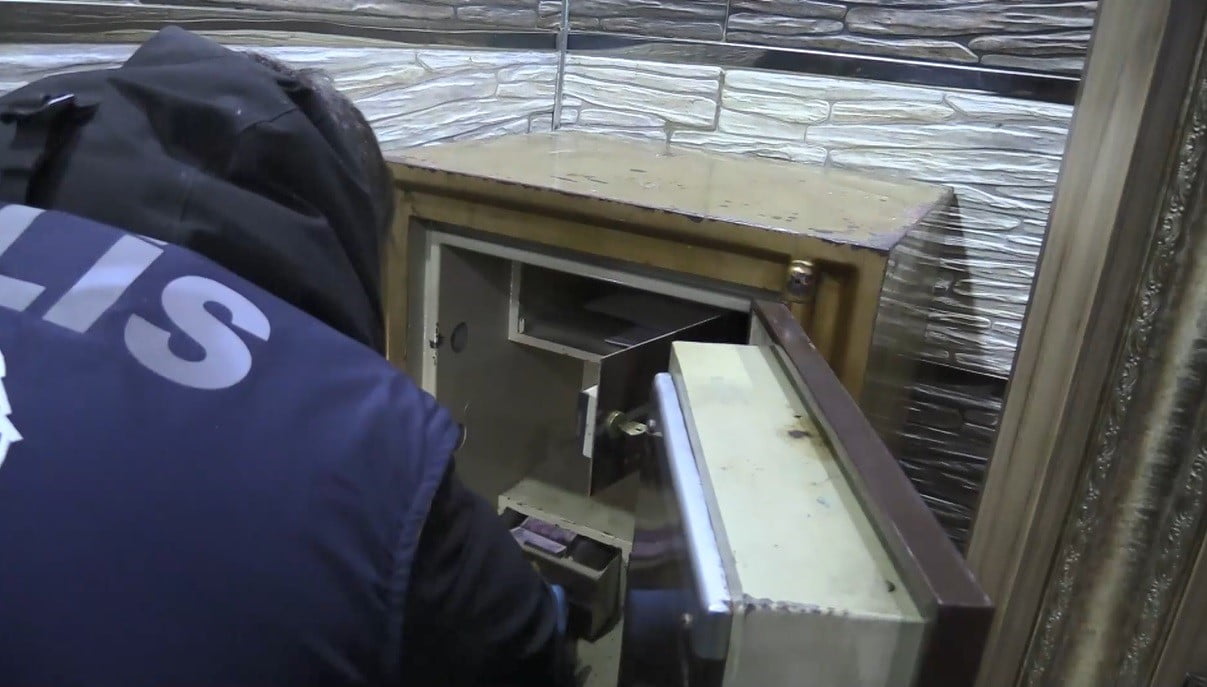 KARS İL EMNİYET MÜDÜRLÜĞÜNCE DÜZENLENEN FUHUŞ OPERASYONUNDA 20 ŞÜPHELİ GÖZALTINA ALINIRKEN, FUHŞA...