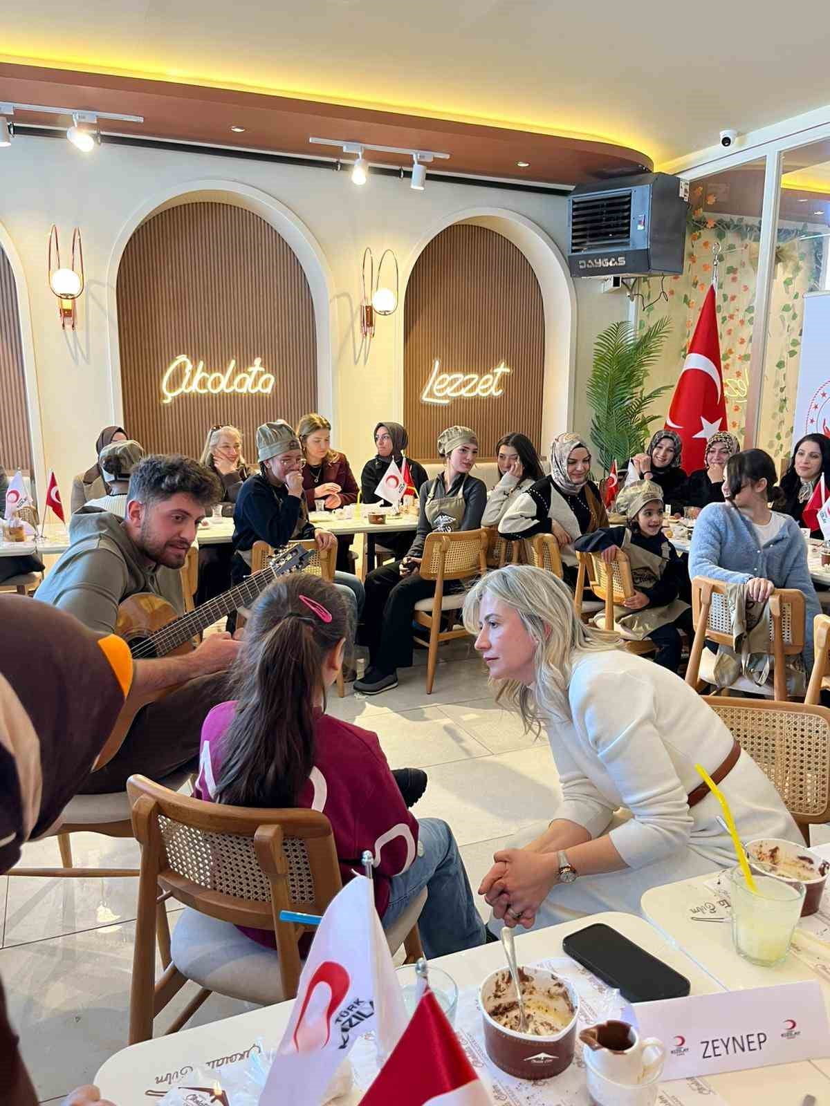 KARS KIZILAY’DAN SEVGİ EVLERİNDE KALAN ÇOCUKLARA ÇİKOLATA ETKİNLİĞİ(KARS-İHA)