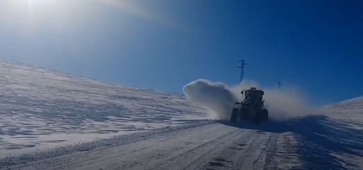 KARS ÖZEL İDARESİ BİN SAATLİK ÇALIŞMAYLA KAPALI KÖY YOLU BIRAKMADI(KARS-İHA)