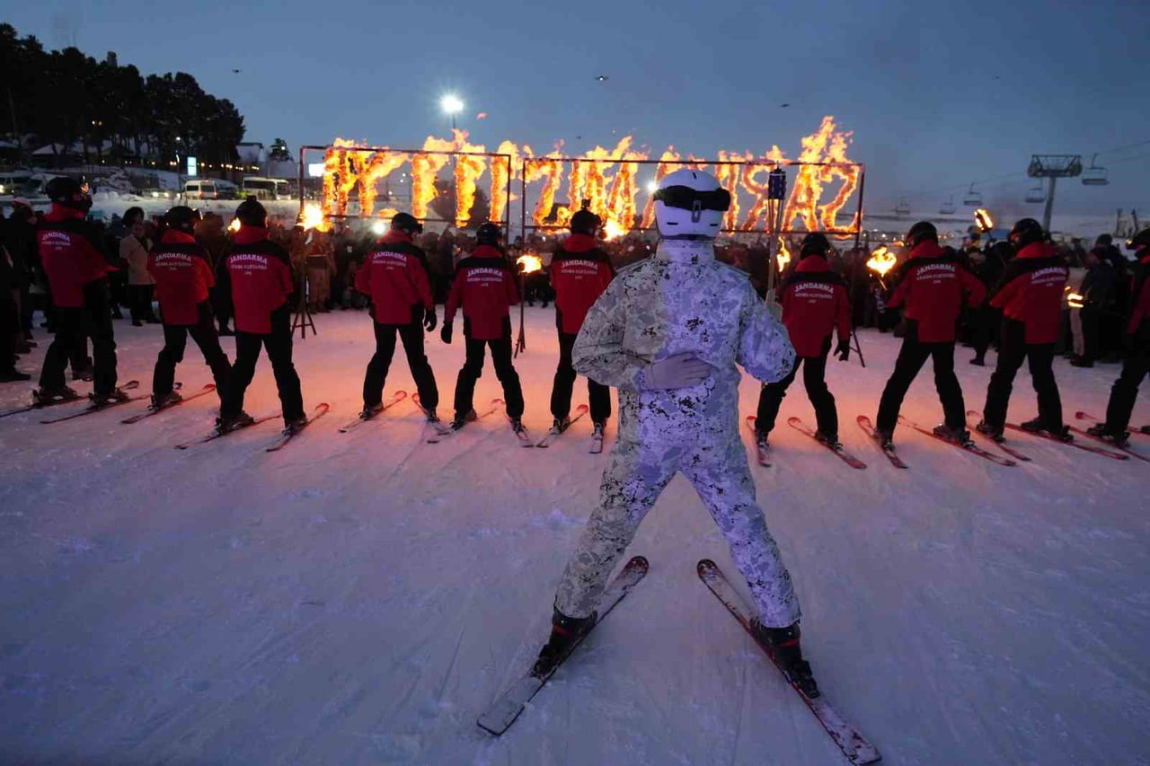 KARS SARIKAMIŞ’TA ŞEHİT OLAN ASKERLERİN ANISINA KAYAK MERKEZİNDE MEŞALELİ KAYAK GÖSTERİSİ...
