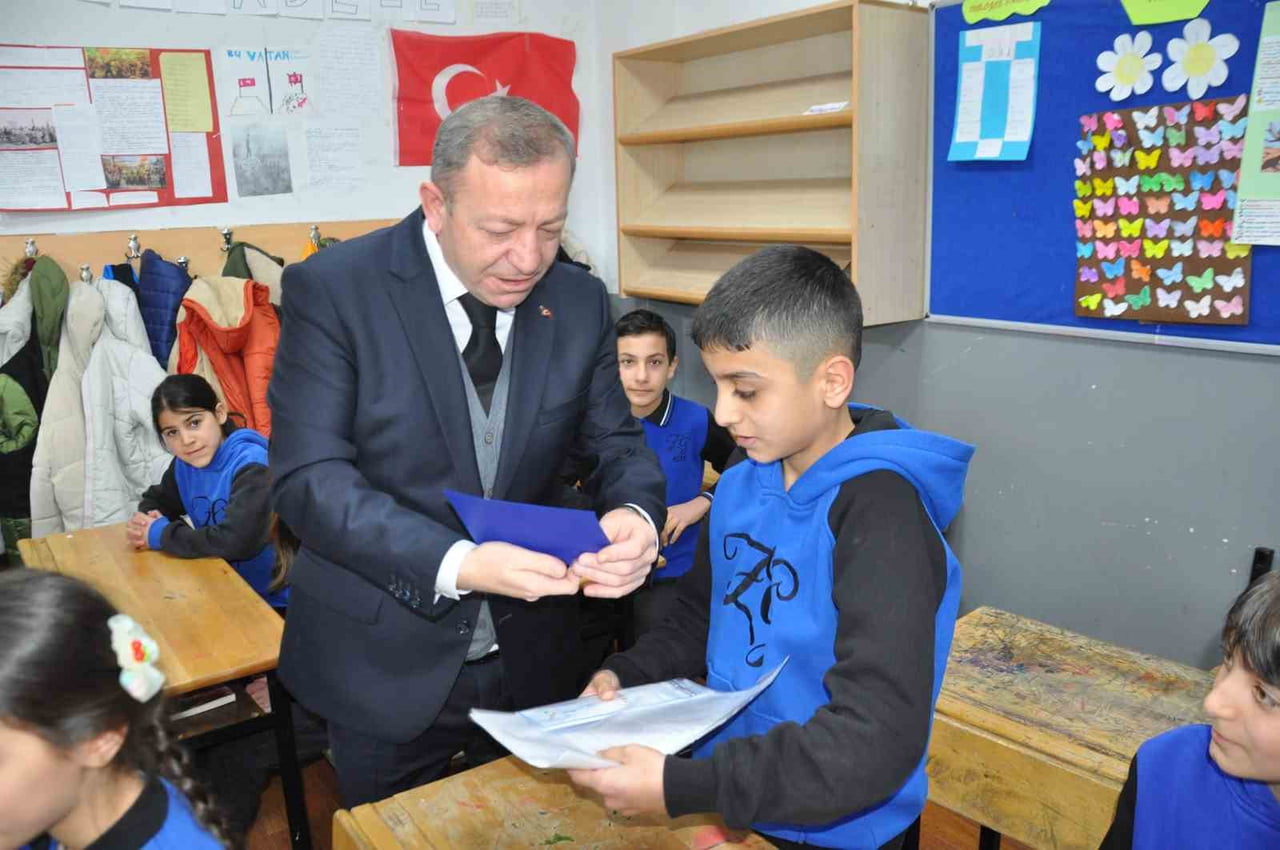 KARS’TA 56 BİN 651 ÖĞRENCİ KARNE SEVİNCİ YAŞADI(KARS-İHA)