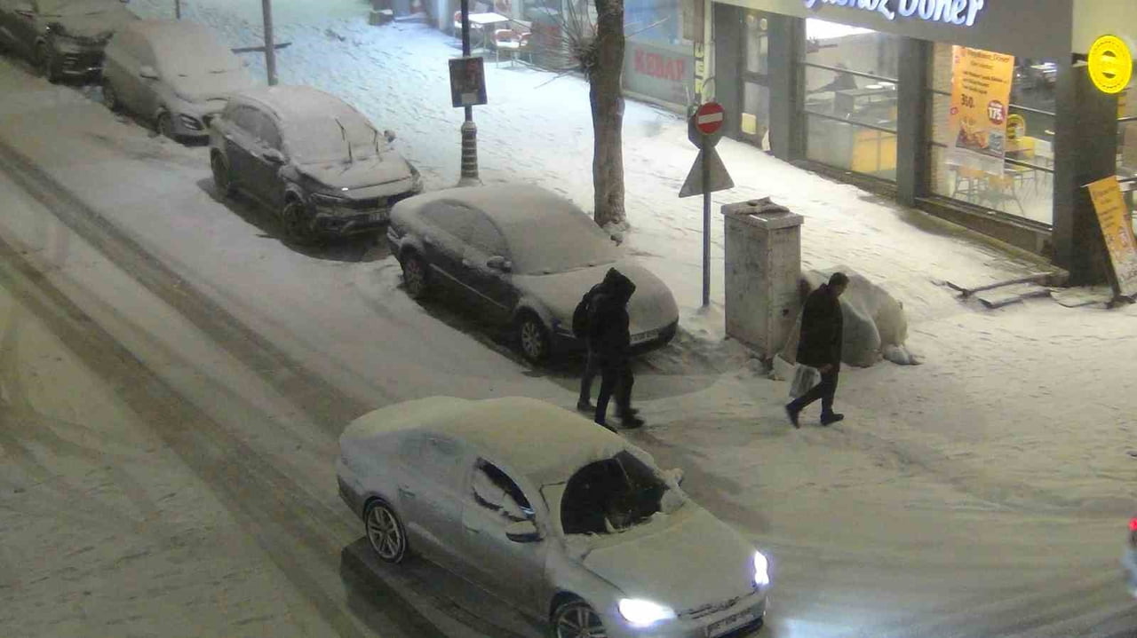 KARS’TA AKŞAM SAATLERİNDEN İTİBAREN ETKİSİNİ ARTIRAN YOĞUN KAR YAĞIŞI VE ŞİDDETLİ TİPİ, ULAŞIMI...