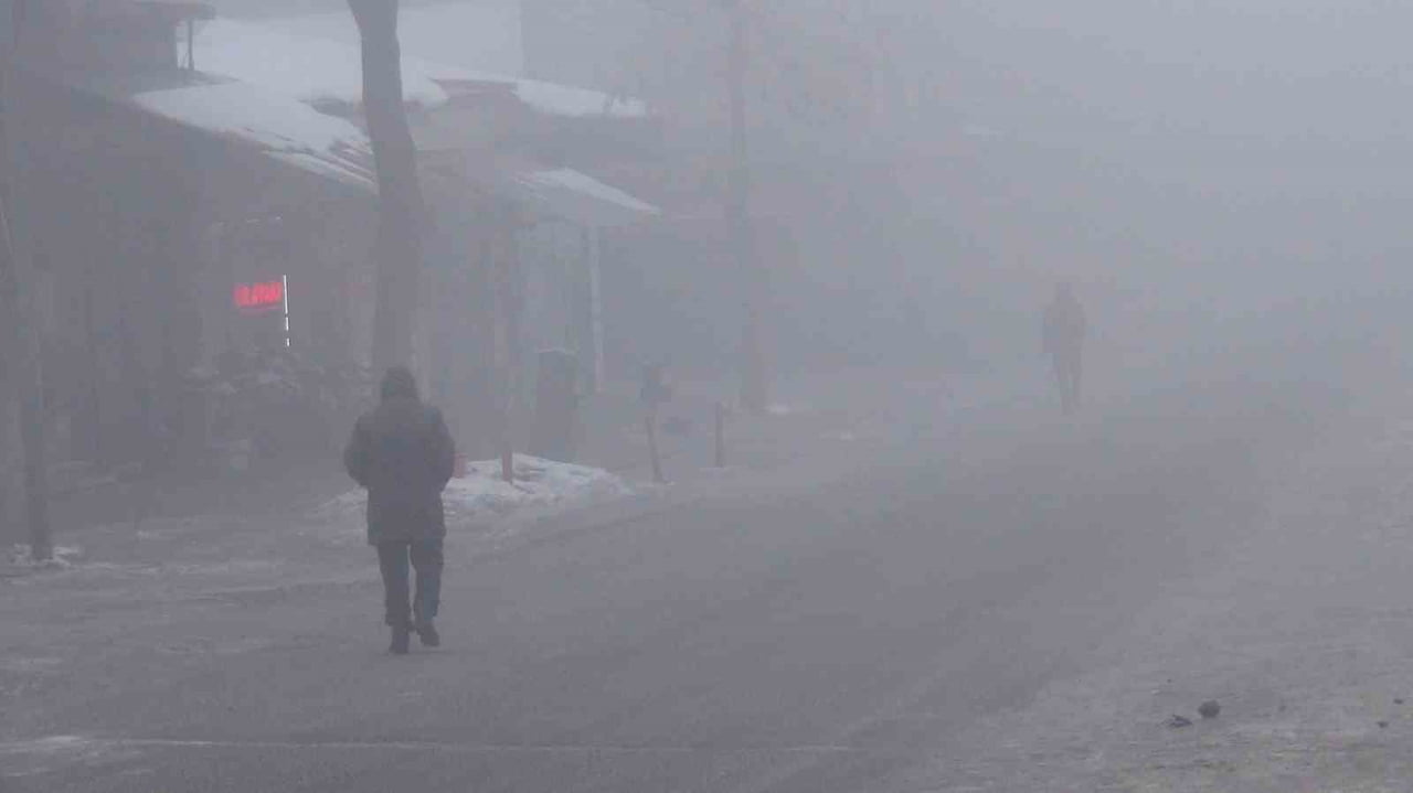 KARS’TA GÖZ GÖZÜ GÖRMÜYOR: KENT SİSTE KAYBOLDU(KARS-İHA)