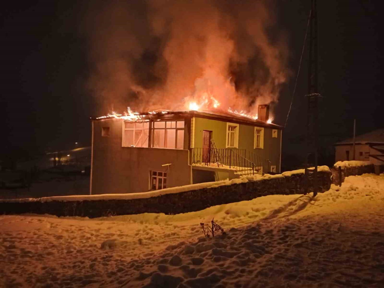 KARS’TA İMAM EVİ ALEV ALEV YANDI(KARS-İHA)