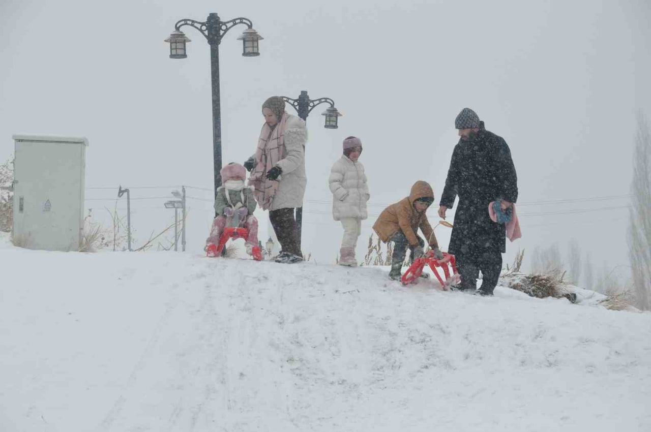 KARS’TA KAR YAĞIŞI EĞLENCEYE DÖNÜŞTÜ. KENDİLERİNİ DIŞARIYA ATAN VATANDAŞLAR GÖNÜLLERİNCE KARIN...