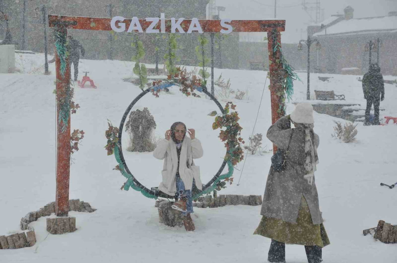 KARS’TA KAR YAĞIŞI EĞLENCEYE DÖNÜŞTÜ. KENDİLERİNİ DIŞARIYA ATAN VATANDAŞLAR GÖNÜLLERİNCE KARIN...