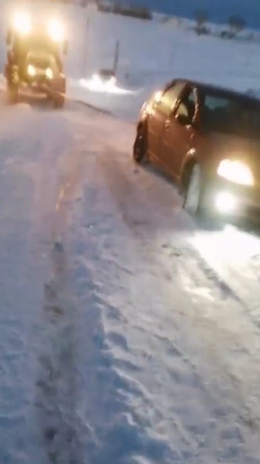 KARS’TA KARA SAPLANAN ARAÇLAR VATANDAŞLAR TARAFINDAN KURTARILDI