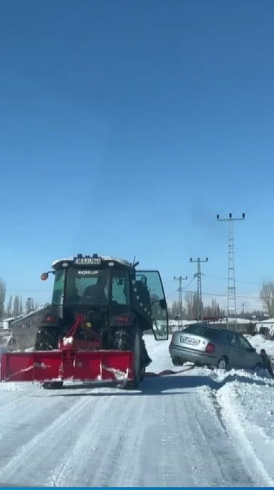 KARS’TA KARA SAPLANAN ARAÇLAR VATANDAŞLAR TARAFINDAN KURTARILDI