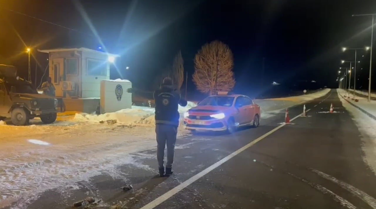 KARS’TA TAKSİ BAGAJINDAN DÜZENSİZ GÖÇMEN ÇIKTI(KARS-İHA)