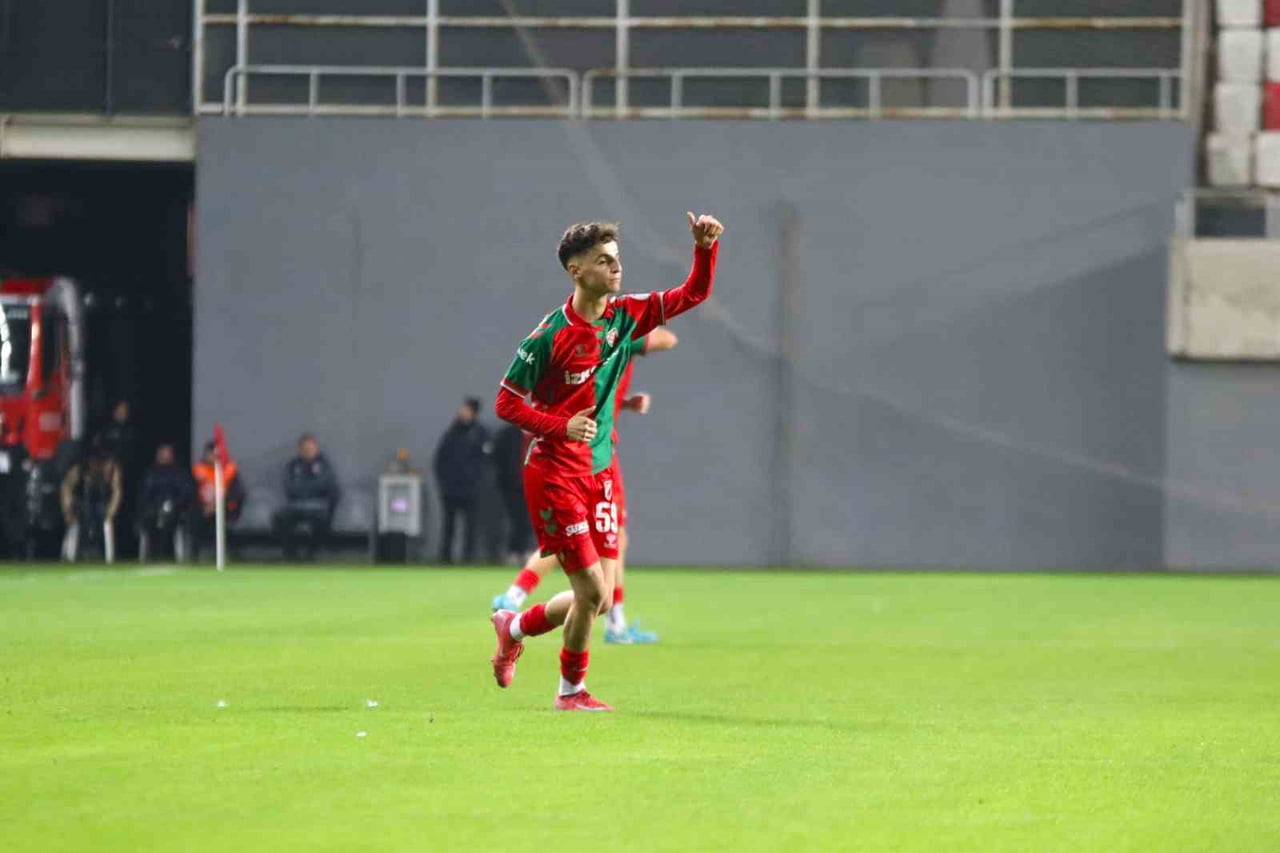 KARŞIYAKA’NIN ADEM YEŞİLYURT’UN TRANSFERİ İÇİN FENERBAHÇE İLE TEMASLARINI SÜRDÜRDÜĞÜ VE KISA SÜRE...