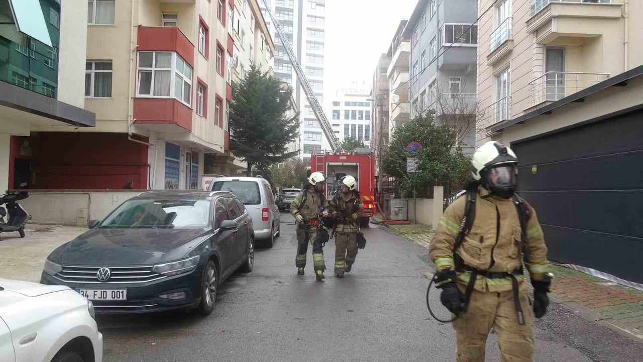 KARTAL ORTA MAHALLE’DE BULUNAN BİR BİNANIN ÇATI KATINDA YANGIN ÇIKTI. ALEVLER KISA SÜREDE...