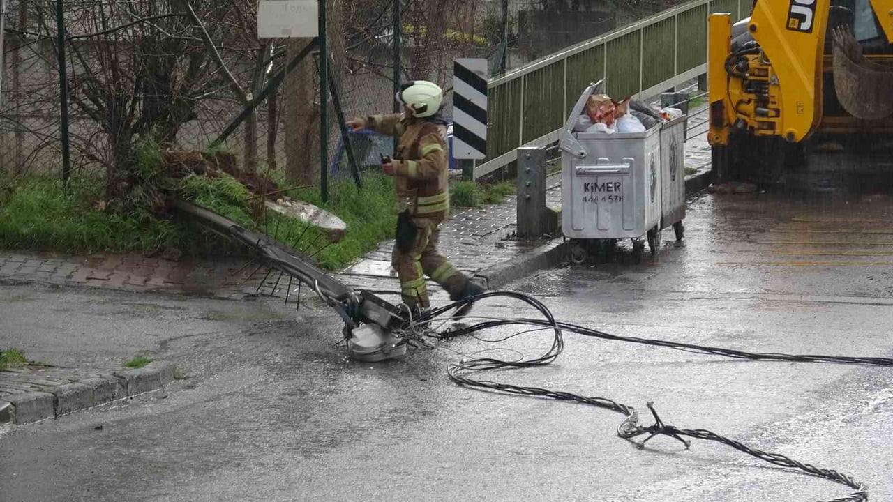 KARTAL YAKACIK'TA KUM BOŞALTMA İŞLEMİ SIRASINDA ELEKTRİK TELLERİNE TAKILAN HAFRİYAT KAMYONUNDA...