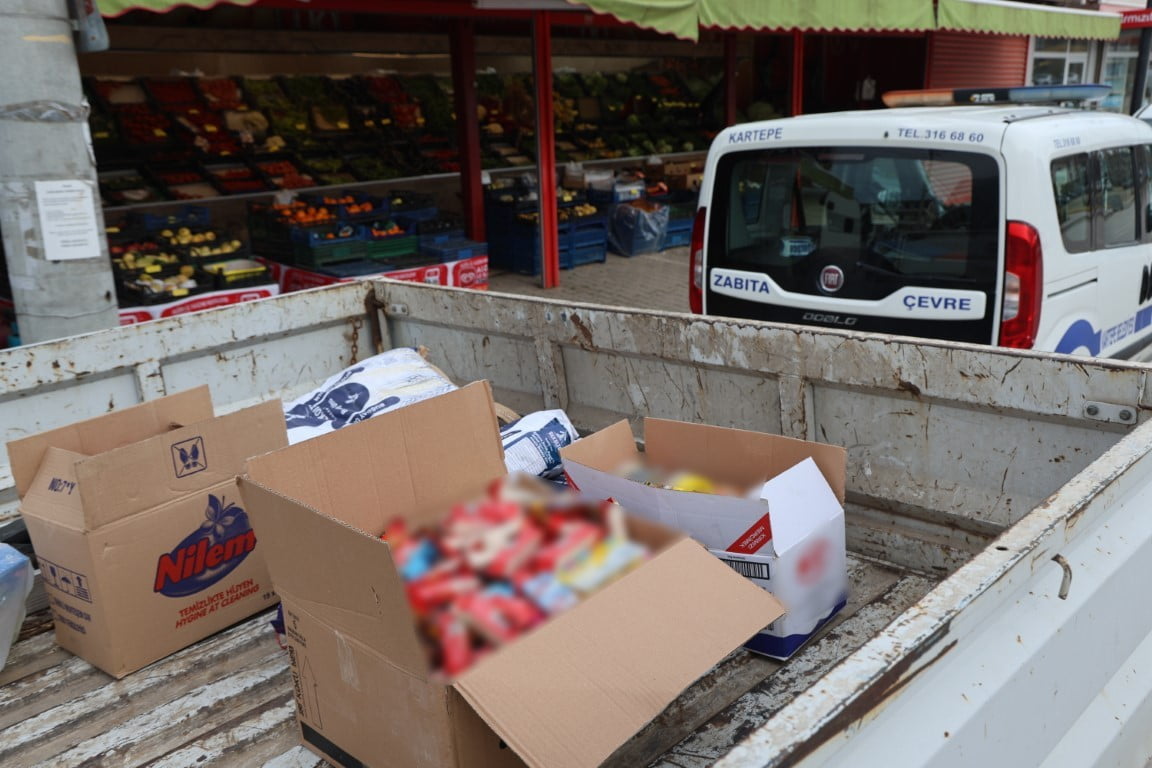 KARTEPE'DE ZABITA EKİPLERİ MARKETLERDE GERÇEKLEŞTİRDİĞİ DENETİMLERDE SON KULLANMA TARİHİ GEÇMİŞ...