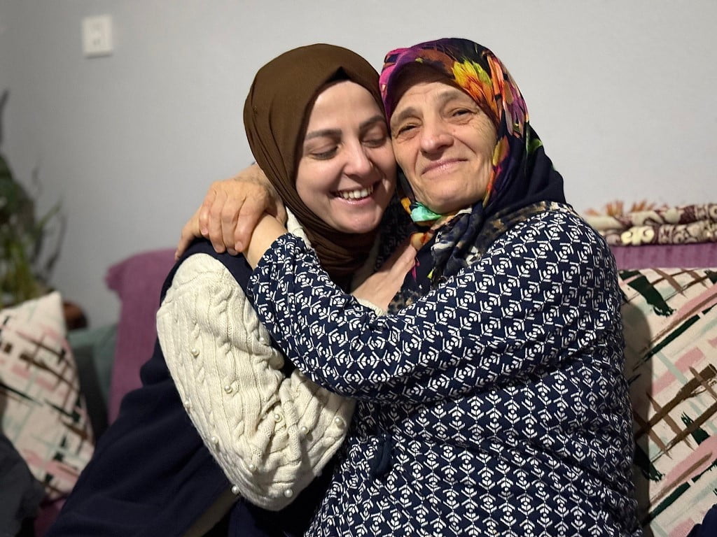 KARTEPE BELEDİYESİ ALO EVLAT SAĞLIK KULÜBÜ EKİPLERİ, YILBAŞI AKŞAMINDA İLÇEDEKİ YAŞLILARI...