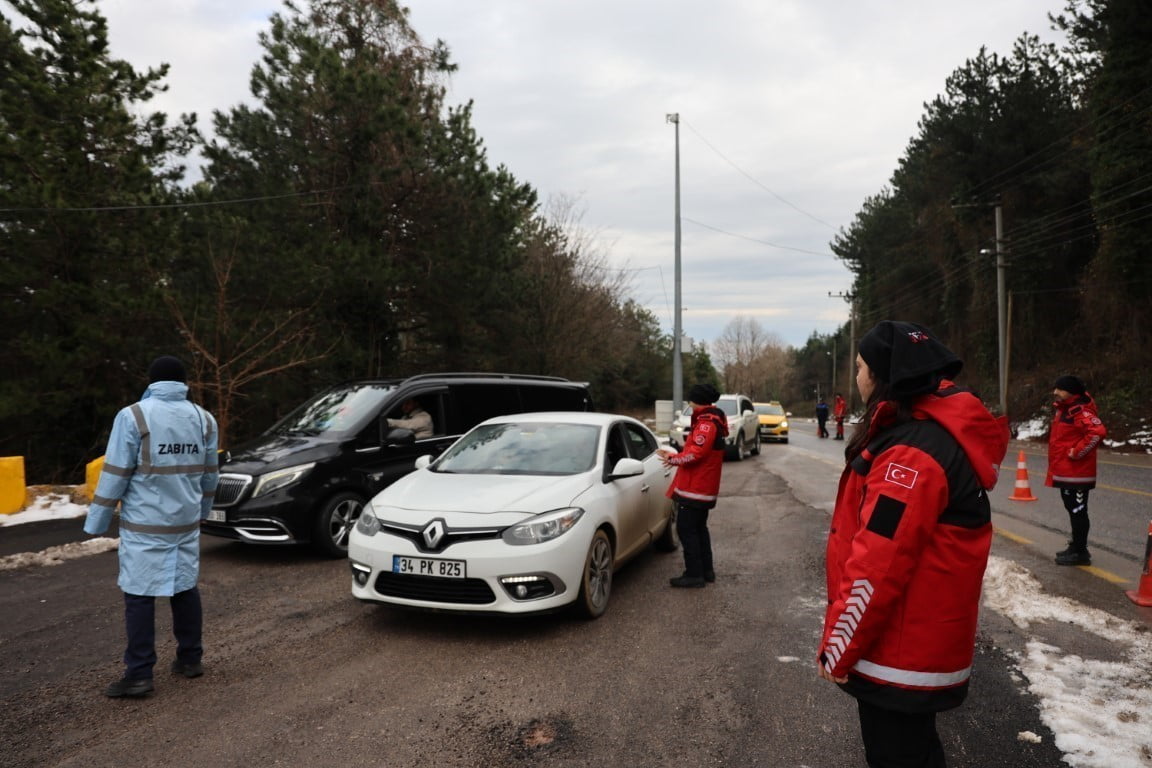 KARTEPE BELEDİYESİ EKİPLERİ, KAR YAĞIŞININ ETKİLİ OLDUĞU DAĞ YOLUNU KULLANAN SÜRÜCÜLERİ GÜVENLİ...