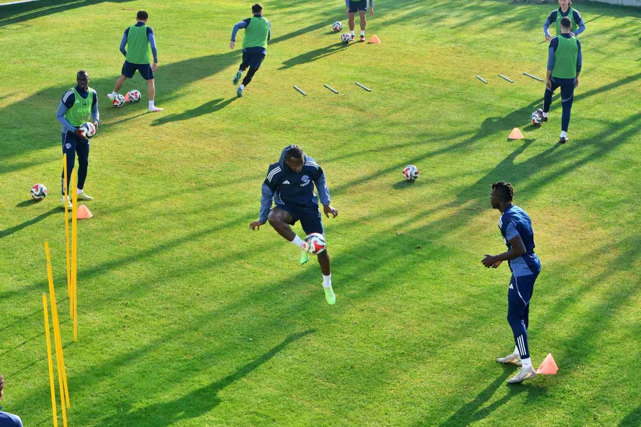 KASIMPAŞA, DEVRE ARASI ÇALIŞMALARINI ANTALYA’DA SAHADA GERÇEKLEŞTİRDİĞİ ANTRENMAN İLE...